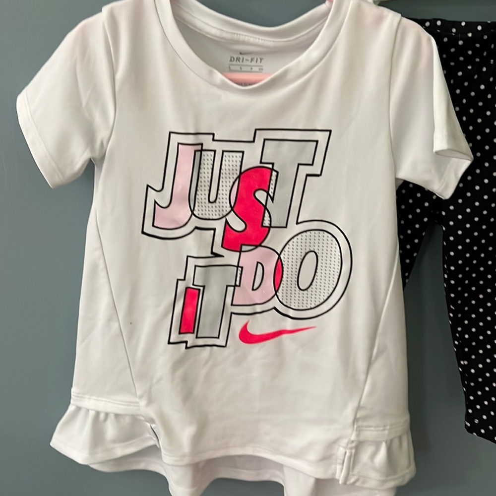 Nike Girls Small (Ages 4-5) Dy-fit Outfit